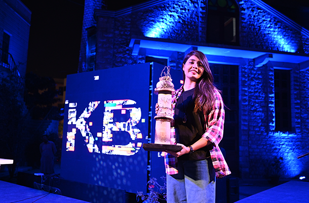 Syeda Sheeza Ali receiving Popular Choice Award at KB22